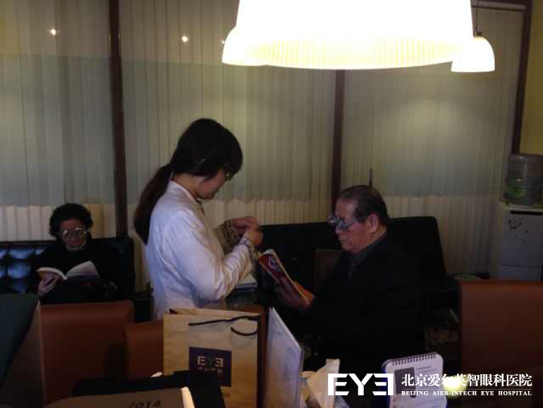共和国演讲家彭清一教授到我院进行眼健康检查